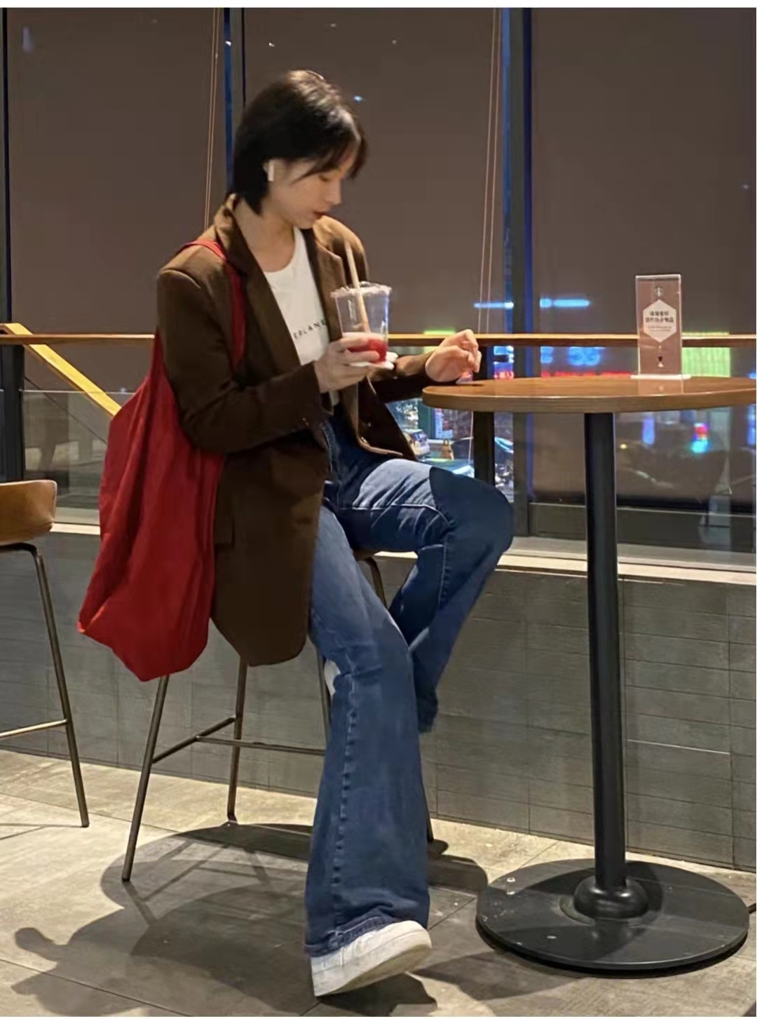 微喇牛仔裤怎么搭配？微喇牛仔裤配什么上衣和鞋子好看