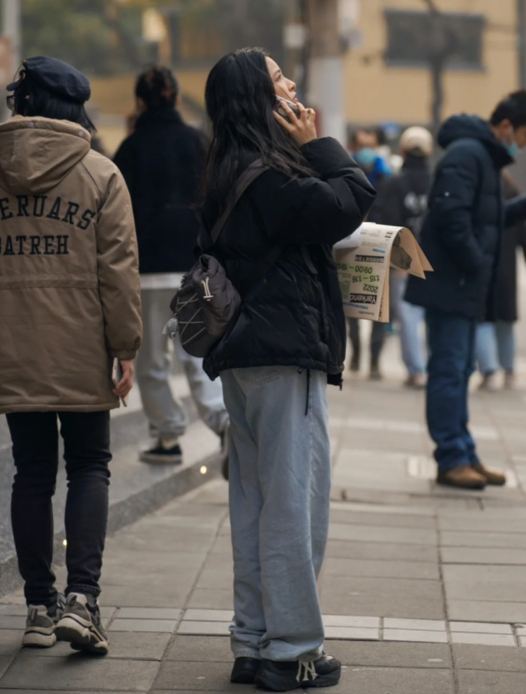 浅蓝色牛仔裤配什么颜色上衣好看？浅蓝色牛仔裤最经典的搭配图