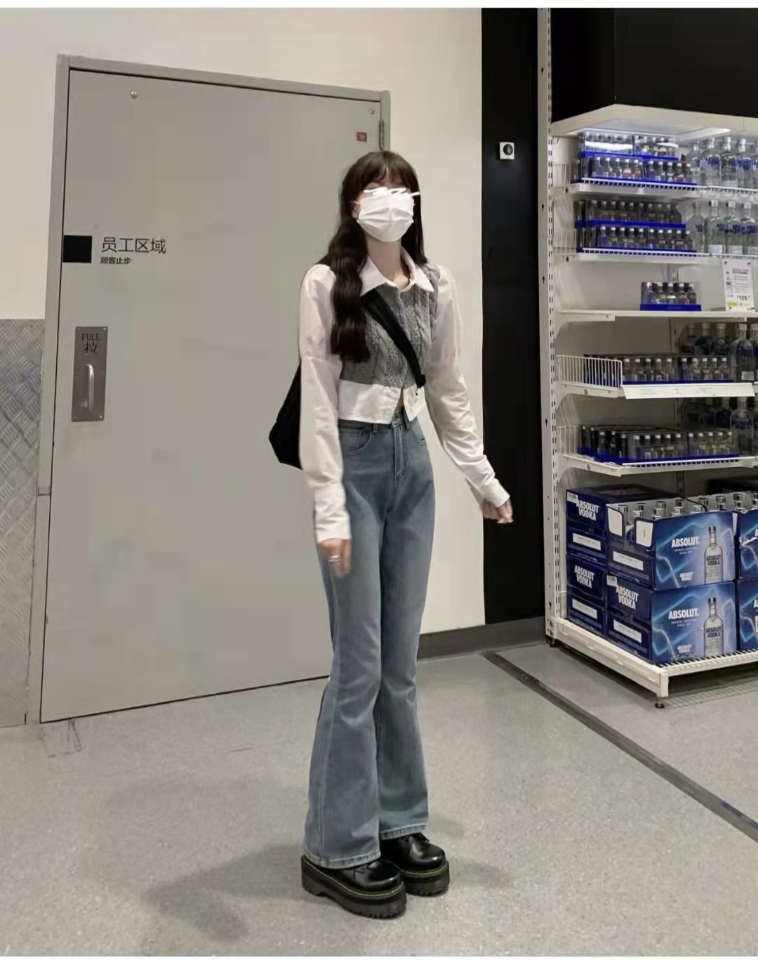 微喇牛仔裤怎么搭配？微喇牛仔裤配什么上衣和鞋子好看